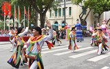 [ẢNH] Trai làng má phấn, môi son múa 